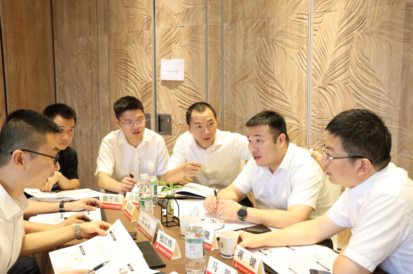 2021年6月25日-26日，BJL平台二建组织开展了2021年中高层主管执行力培训。本次培训特邀清华、北大、上海交大总裁班讲师，中国企业家协会特聘高级讲师许晋老师进行授课。